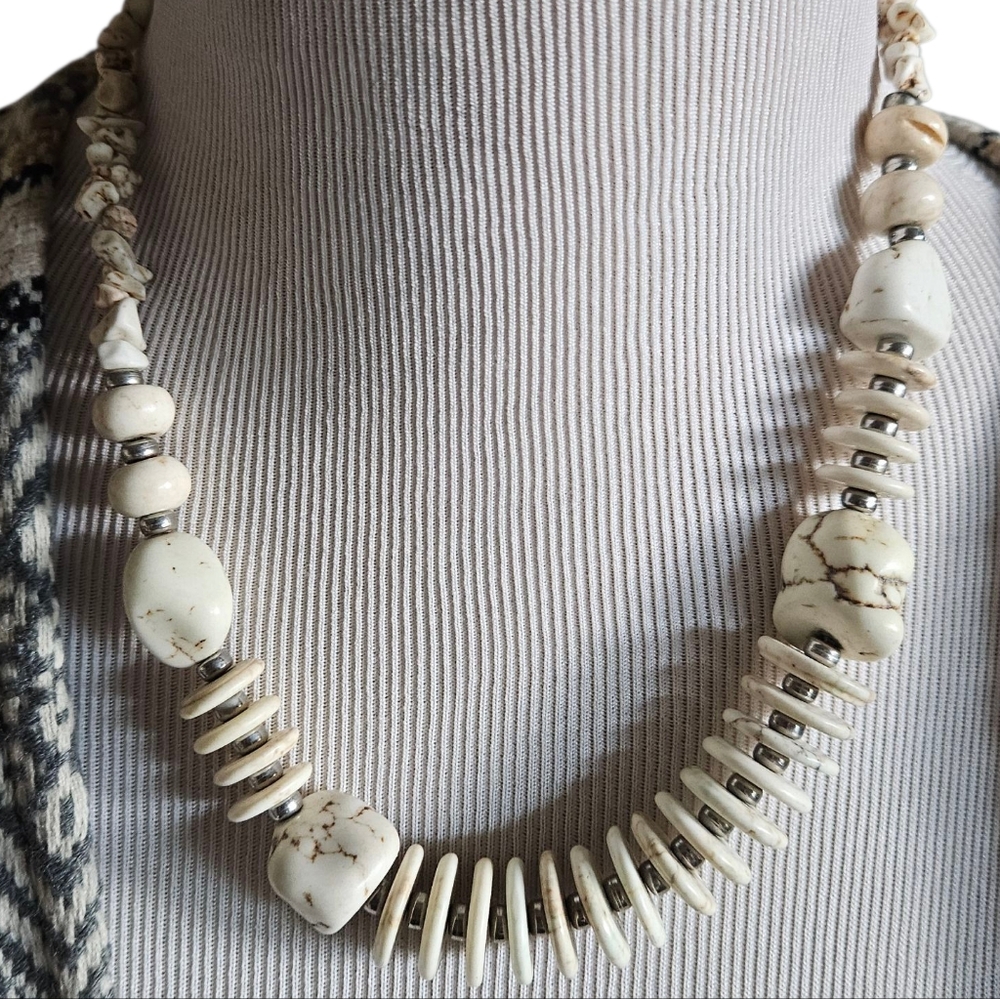 Elegant White Natual Stone  Beaded Necklace.